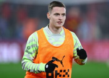 Sergio Gomez s'échauffe pour Manchester City en 2023