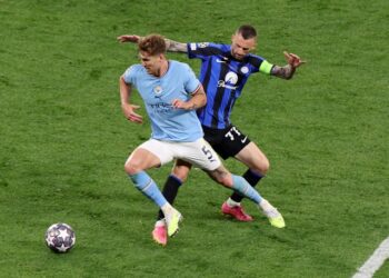 John Stones de Manchester City en action avec Marcelo Brozovic de l'Inter Milan le 10 juin 2023
