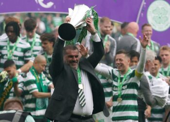 Le manager du Celtic Ange Postecoglou soulève le trophée après avoir remporté la Premiership écossaise le 27 mai 2023