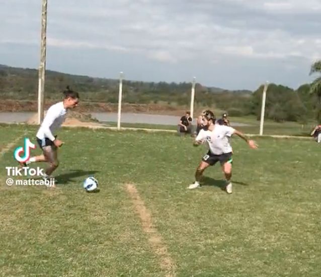 (Vidéo) Les fans du LFC vont adorer la façon dont Nunez passe son temps en Uruguay