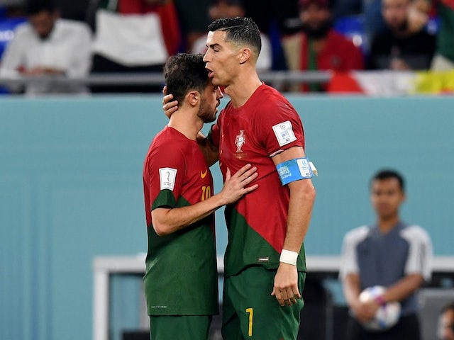 Cristiano Ronaldo et Bernardo Silva photographiés après que le Portugal ait reçu un penalty le 24 novembre 2022