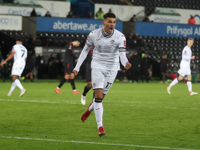 Joel Piroe de Swansea City célèbre son premier but le 8 janvier 2022