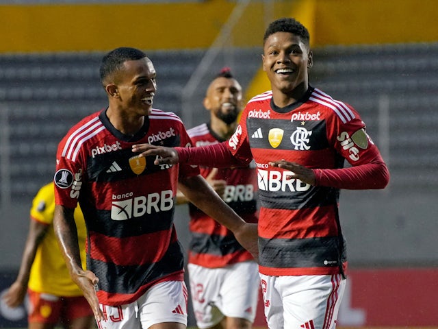 Matheus Franca de Flamengo célèbre son premier but avec ses coéquipiers le 5 avril 2023