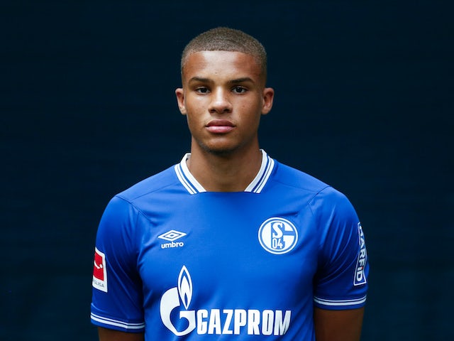 Malick Thiaw pose au photoshoot de Schalke le 6 août 2020