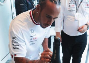 Flood, la bouteille du podium d’Imola signée par les pilotes de F1 est mise aux enchères pour la Romagne