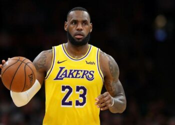 NBA, LeBron revient au numéro 23. L’agent : « Il le fait par respect pour Bill Russell