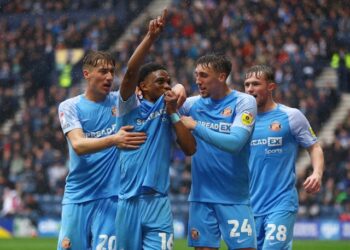 Amad Diallo de Sunderland célèbre son premier but avec ses coéquipiers le 8 mai 2023