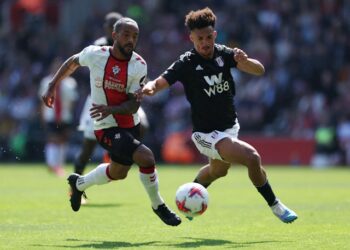 Antonee Robinson de Fulham en action avec Theo Walcott de Southampton le 13 mai 2023