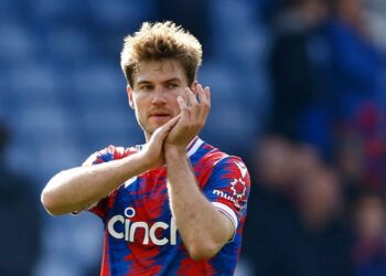 Joachim Andersen de Crystal Palace applaudit les fans après le match du 22 avril 2023