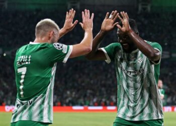 Omer Atzili du Maccabi Haïfa célèbre son deuxième but avec Frantzdy Pierrot le 11 octobre 2022