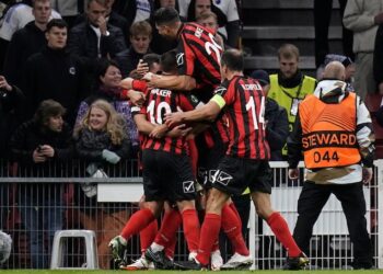 Marco Rosa des Lincoln Red Imps célèbre son premier but avec ses coéquipiers le 30 septembre 2021