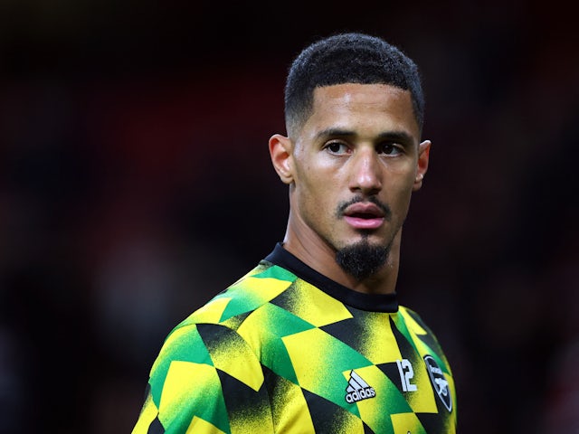 William Saliba s'échauffe pour Arsenal en novembre 2022