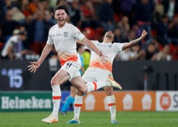 Declan Rice de West Ham United célèbre après avoir remporté la finale de la Ligue de conférence Europa le 7 juin 2023