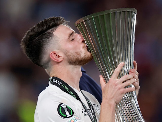 Declan Rice de West Ham United embrasse le trophée après avoir remporté la finale de la Ligue de conférence Europa le 7 juin 2023