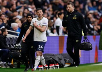 Clement Lenglet de Tottenham Hotspur est blessé en mai 2023