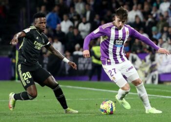 Ivan Fresneda du Real Valladolid en action avec Vinicius Junior du Real Madrid le 30 décembre 2022