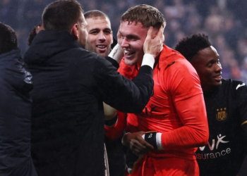 Bart Verbruggen et ses coéquipiers d'Anderlecht célèbrent leur victoire aux tirs au but le 23 février 2023