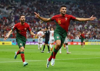 Le Portugais Goncalo Ramos célèbre avec Bernardo Silva après avoir marqué son premier but le 6 décembre 2022