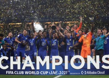 Cesar Azpilicueta de Chelsea soulève le trophée alors qu'ils célèbrent la victoire de la Coupe du monde des clubs le 12 février 2022