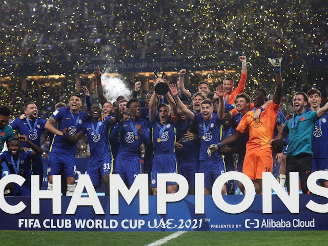 Cesar Azpilicueta de Chelsea soulève le trophée alors qu'ils célèbrent la victoire de la Coupe du monde des clubs le 12 février 2022