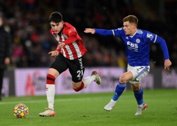 Tino Livramento de Southampton en action avec Harvey Barnes de Leicester City le 1er décembre 2021