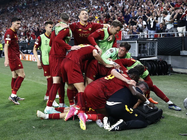Paulo Dybala de Roma célèbre avec ses coéquipiers après avoir marqué contre Séville le 31 mai 2023