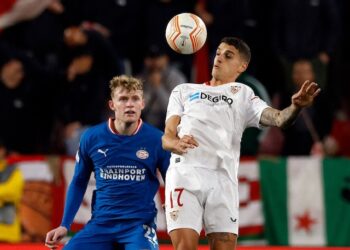 Jarrad Branthwaite du PSV Eindhoven en action avec Erik Lamela de Séville le 16 février 2023