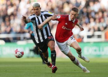 Bruno Guimaraes de Newcastle United en action avec Scott McTominay de Manchester United le 2 avril 2023
