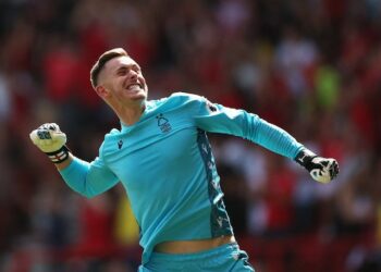 Dean Henderson célèbre le but de Nottingham Forest le 14 août 2022