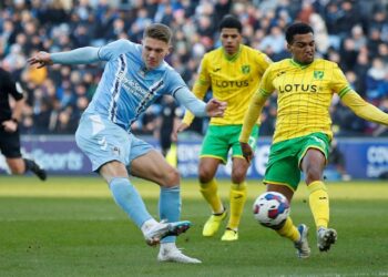 Viktor Gyokeres de Coventry City tire au but le 21 janvier 2023