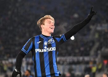 Rasmus Hojlund de l'Atalanta célèbre son deuxième but le 11 février 2023
