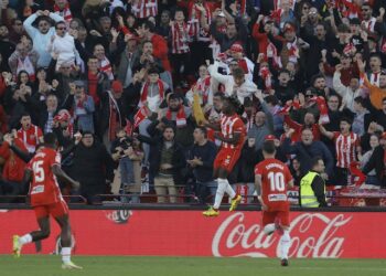 El Bilal Touré d'Almeria célèbre son premier but avec Adrian Embarba et Sergio Akieme le 15 janvier 2023
