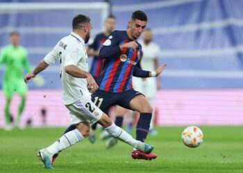 Ferran Torres de Barcelone en action avec Dani Carvajal du Real Madrid le 2 mars 2023