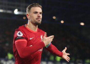 Jordan Henderson célèbre le but de Liverpool en décembre 2021