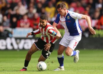 Iliman Ndiaye de Sheffield United en action avec Dominic Hyam des Blackburn Rovers le 19 mars 2023