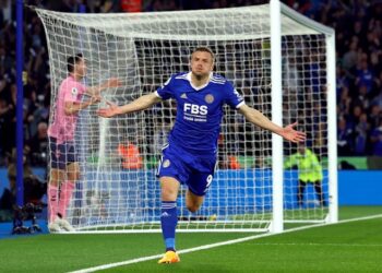 Jamie Vardy de Leicester City célèbre son deuxième but le 1er mai 2023