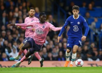 Amadou Onana d'Everton en action avec Christian Pulisic de Chelsea le 18 mars 2023