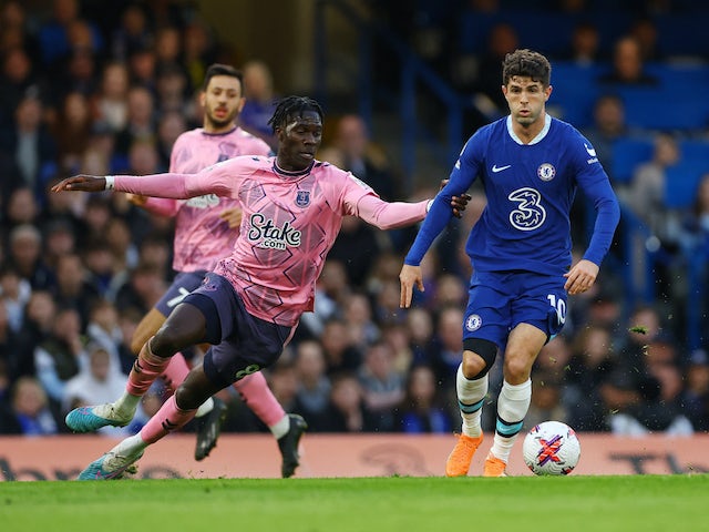 Amadou Onana d'Everton en action avec Christian Pulisic de Chelsea le 18 mars 2023