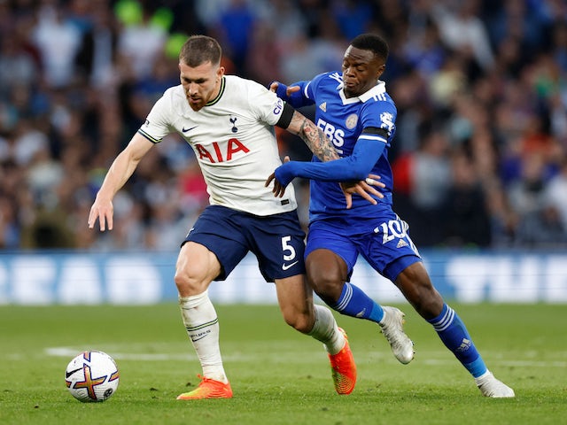 Pierre-Emile Hojbjerg de Tottenham Hotspur en action avec Patson Daka de Leicester City le 17 septembre 2022