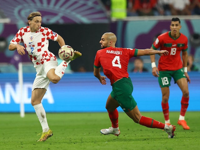 Le Croate Lovro Majer en action avec le Marocain Sofyan Amrabat lors de la Coupe du monde le 17 décembre 2022