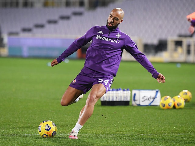 Sofyan Amrabat s'échauffe pour la Fiorentina en mars 2021