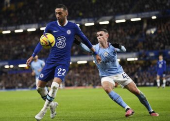 Hakim Ziyech de Chelsea en action avec Phil Foden de Manchester City le 5 janvier 2023