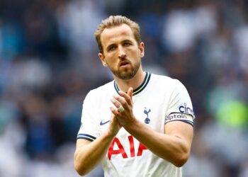 Harry Kane de Tottenham Hotspur applaudit les fans le 20 mai 2023