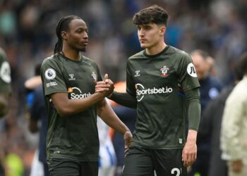 Joe Aribo et Tino Livramento de Southampton semblent abattus après le match du 21 mai 2023