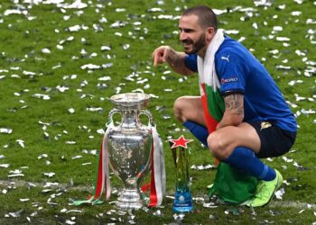 L'Italien Leonardo Bonucci célèbre avec le trophée après avoir remporté l'Euro 2020 le 11 juillet 2021