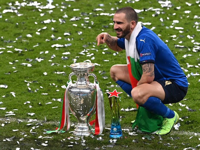 L'Italien Leonardo Bonucci célèbre avec le trophée après avoir remporté l'Euro 2020 le 11 juillet 2021