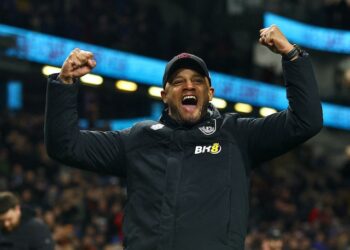 L'entraîneur de Burnley, Vincent Kompany, célèbre après le match du 10 avril 2023