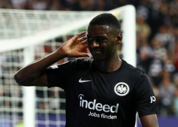 Randal Kolo Muani de l'Eintracht Francfort célèbre son deuxième but le 26 octobre 2022
