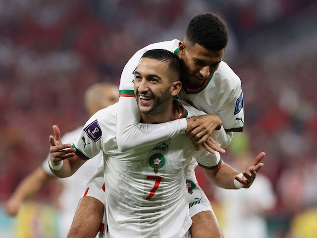 Le Marocain Hakim Ziyech célèbre son premier but avec Azzedine Ounahi le 1er décembre 2022