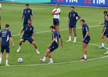 Les représentants de la cible de transfert de Liverpool s'envolent pour l'Angleterre pour sonder l'intérêt de l'EPL